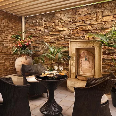 Отель Holiday Suites