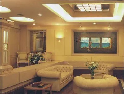 Holiday Suites Отель